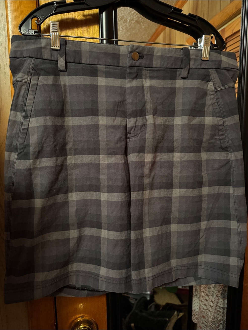 lululemon athletica Men's Gray Plaid Flat-Front Shorts